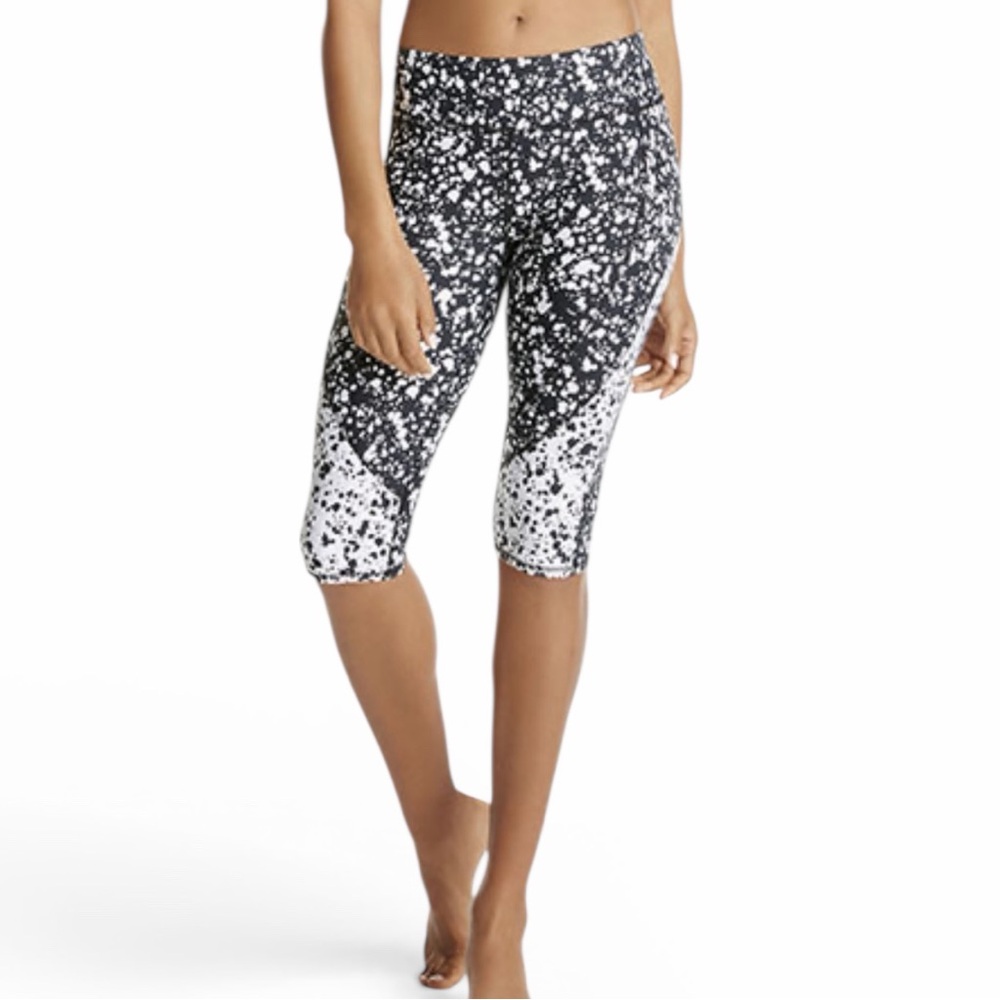 NWT Fabletics Navassa Capri with Zipper Pocket -Small